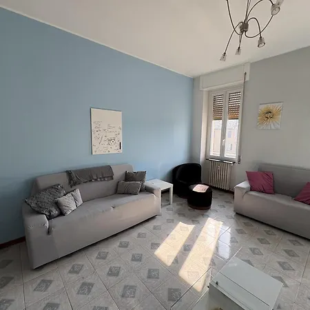 House In The Center شقة